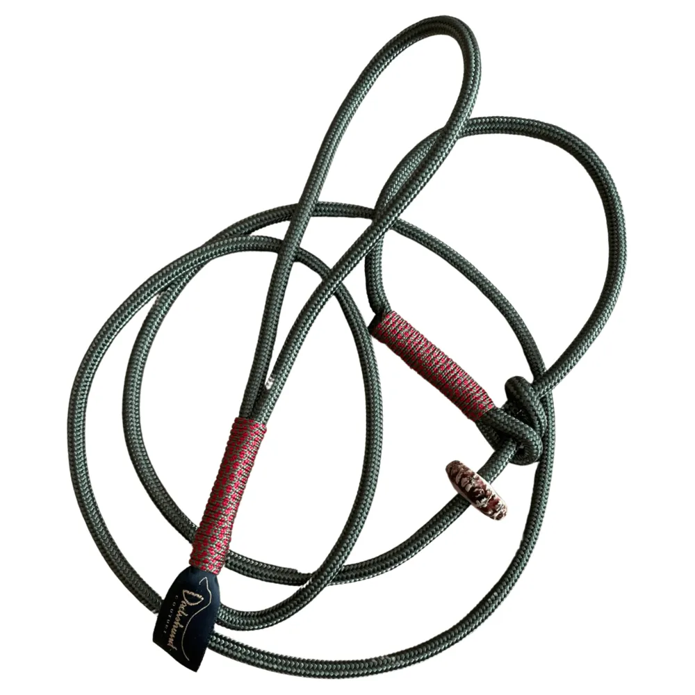 Green retriever lead with deer horn stopper
